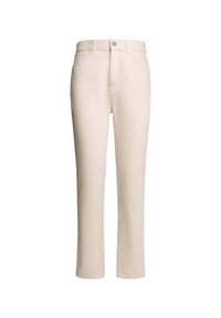 Pantaloni in denim beige con taglio dritto, dotati di chiusura con bottone frontale, passanti per cintura e due tasche laterali. Tessuto morbido e liscio.