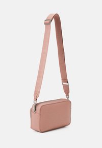 Calvin Klein MUST CAMERA BAG MONO - Olkalaukku - ash rose mono