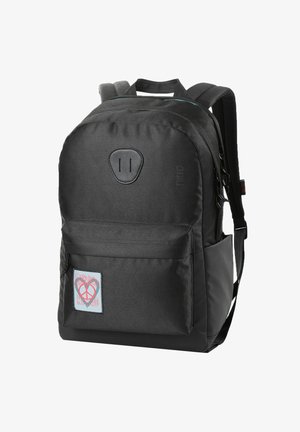 Schwarzer Stoff-Rucksack mit einer Fronttasche, Logo-Patch, verstellbaren Trageriemen und einem oberen Griff. Strukturmaterial mit verstärkter Naht.