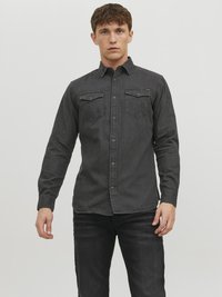 Camisa de mezclilla gris oscuro de botones, con bolsillos en el pecho, cuello tipo solapa y mangas largas con puños de botón.