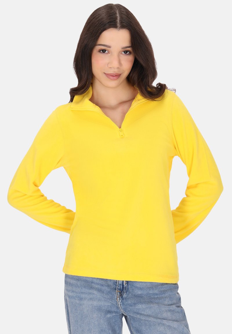 Gul langærmet pullover med en kvart lynlås krave, lavet af blødt materiale. Har manchetter ved ærmerne og en afslappet pasform.