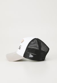 Baseball cap med hvit front, svart mesh bak og lys grå skygge. Har broderte grafikker og logo på frontpanelet.