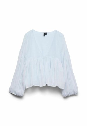 Blouse bleu clair à manches longues avec col en V profond, taille froncée, et manches et ourlet plissés et volumineux sur fond blanc.