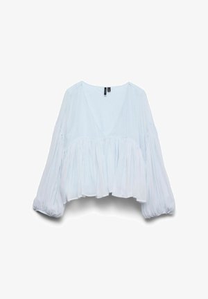 Blouse bleu clair à manches longues avec col en V profond, taille froncée, et manches et ourlet plissés et volumineux sur fond blanc.