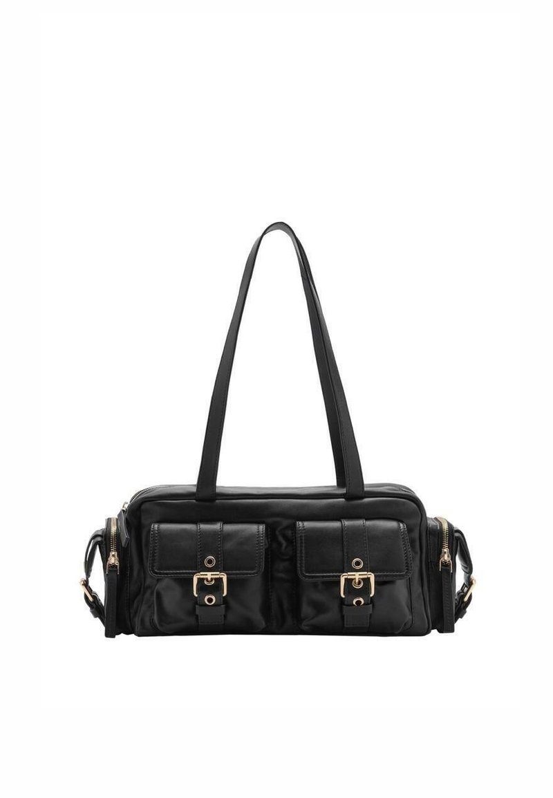 Sac à main noir en nylon avec deux poches à rabat à l'avant, quincaillerie dorée et deux bretelles. Texture lisse, forme rectangulaire, design minimaliste.