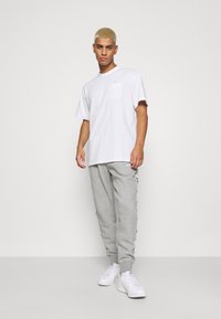 Nike Sportswear TEE POCKET - Pamata T-krekls - white
