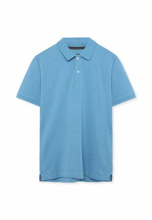 Lyseblå polo med korte ærmer, to hvide knapper, klassisk krave og lille syet detalje på venstre front side.