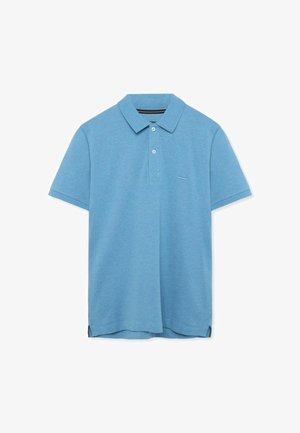 Lyseblå polo med korte ærmer, to hvide knapper, klassisk krave og lille syet detalje på venstre front side.
