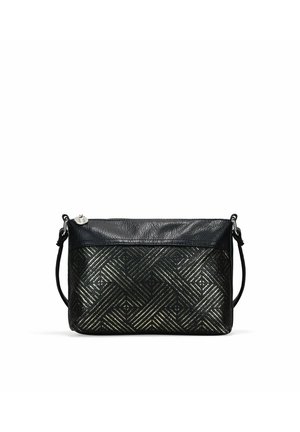 Bolso de piel negra con un patrón geométrico dorado texturizado, cierre de cremallera y correa desmontable. Parte superior lisa y diseño detallado en la parte inferior.