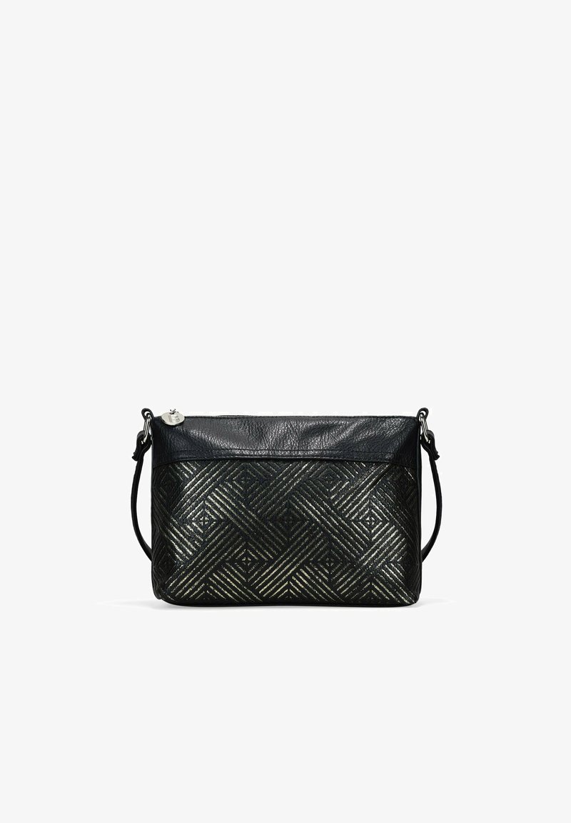 Bolso de piel negra con un patrón geométrico dorado texturizado, cierre de cremallera y correa desmontable. Parte superior lisa y diseño detallado en la parte inferior.