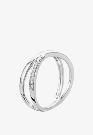 Anillo plateado entrelazado con un acabado suave y una línea de cinco pequeños diamantes redondos engastados en un canal en un lado.