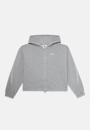 Haut à zip gris Nike avec capuche, logo swoosh blanc sur la poitrine, et plusieurs petits swooshes le long des deux manches.