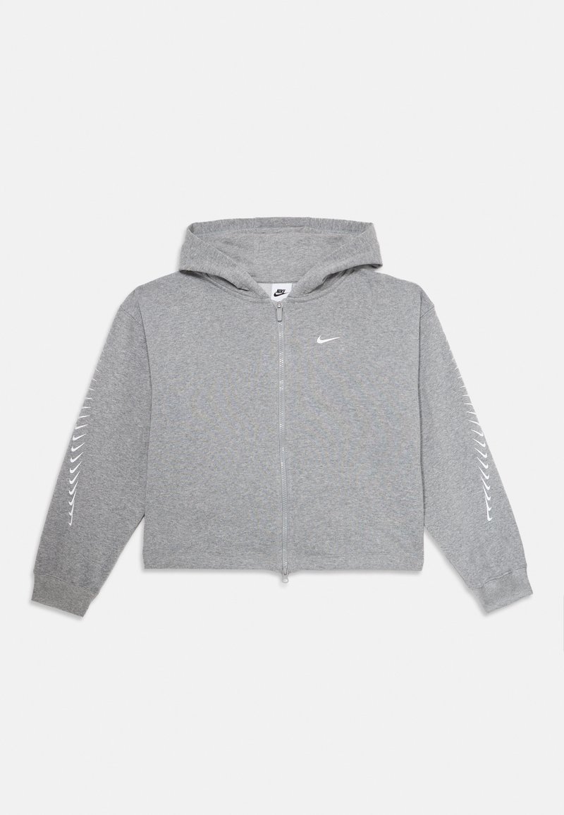 Sudadera gris con cremallera de Nike, con capucha, logotipo de swoosh blanco en el pecho y múltiples swooshes más pequeños a lo largo de ambas mangas.