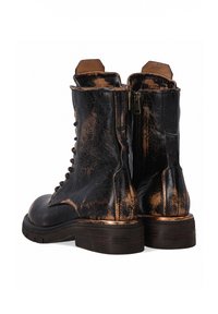 Černé kožené kotníkové boty s opotřebovaným vzhledem, bronzovými detaily, šňůrkami a bočním zipem. Silná podrážka s texturovaným povrchem.