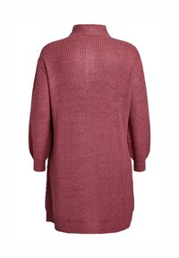 Pull en maille bordeaux avec un col montant, des manches trois-quarts et des fentes latérales à l'ourlet, présentant un motif texturé en côtes.