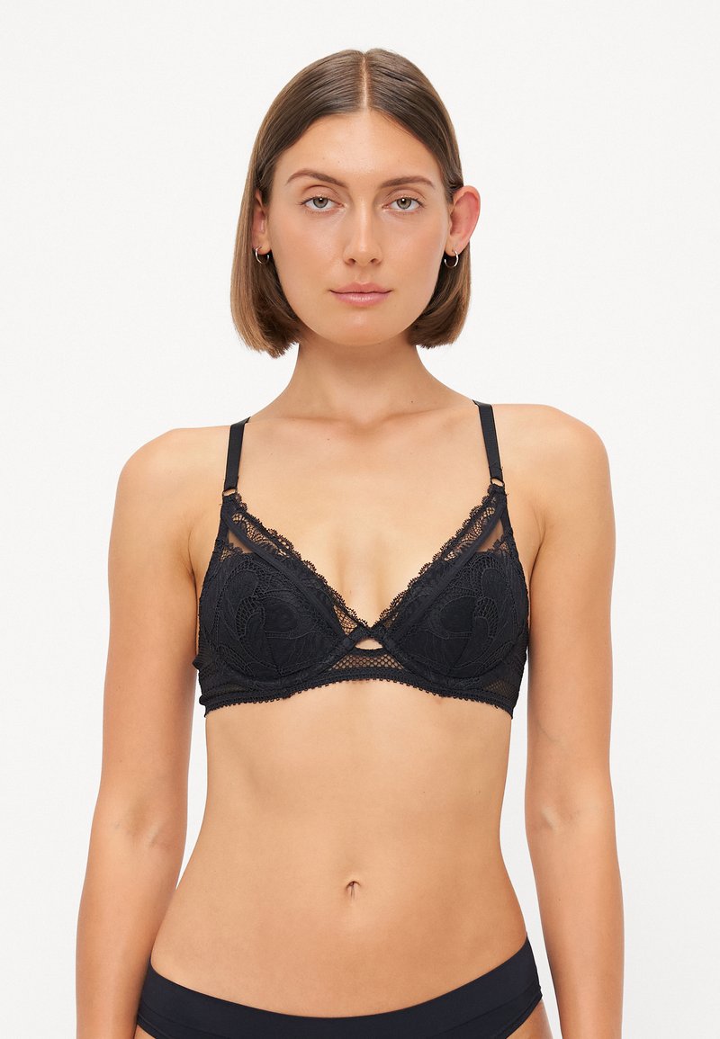 Zwarte kant bralette met een driehoekige vorm, gedetailleerde bloemenborduursel, verstelbare bandjes en een uitgesneden onderbust ontwerp.