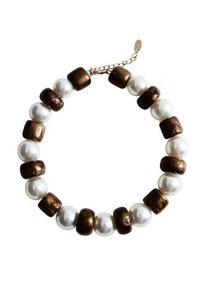 Náramok s hnedými a bielymi korálkami, okrúhlymi aj štvorcovými, s lesklými perlovými a textúrovanými kovovými povrchmi. Doplnok zo zlatého retiazkového prvku.