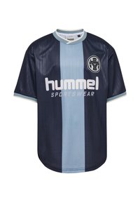 Marinblå och ljusblå randig sporttröja med kort ärm och ribbat krage, "hummel"-logotyp samt cirkulärt märke på fronten.