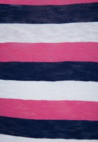 Tissu en coton avec des rayures horizontales roses, marines et blanches. Texture douce, rayures de largeur égale avec un design décontracté.