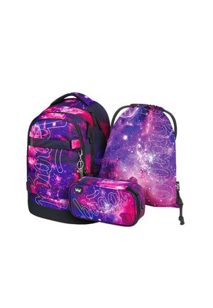 Tre oggetti: uno zaino, una borsa a corda e un astuccio con una vivace stampa galattica di viola, rosa e nero, caratterizzati da lettere in grassetto.
