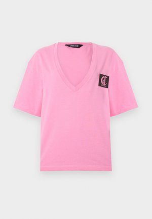 Różowy, krótki T-shirt z dekoltem w kształcie litery V, z czarną naszywką z logo Just Cavalli po lewej stronie klatki piersiowej oraz dopasowaną metką z nazwą marki wewnątrz kołnierzyka.