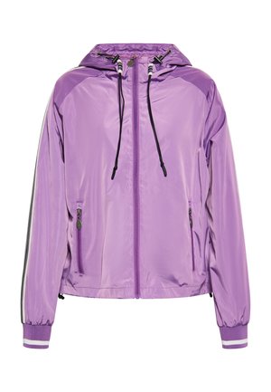 Giacca a vento leggera di colore viola con cappuccio, zip frontale e due tasche laterali. Presenta cordini neri e dettagli a righe sui polsini.
