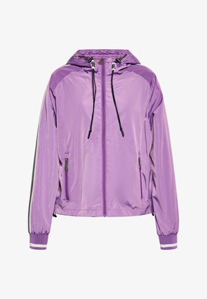 Lichte paarse windbreakerjack met een capuchon, ritssluiting aan de voorkant en twee zijzakken. Voorzien van zwarte trekkoorden en gestreepte accenten op de manchetten.