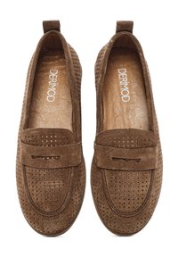 Mocassins en suède marron avec un design perforé, bout rond et une bande décorative. Semelle intérieure texturée et logo à l'intérieur.