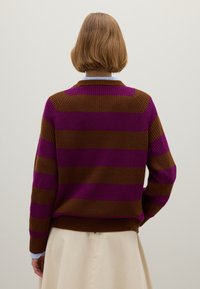 Maglione a righe marroni e viola realizzato a maglia, con polsini e orlo a coste, caratterizzato da un collo rotondo e una trama texturizzata. Fit slim.