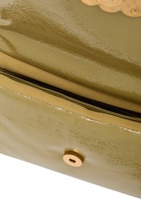 Olivgrön syntetläderväska med en glänsande yta, försedd med dragkedjestängning och detaljer i guld, visar ett inre tyg i beige.