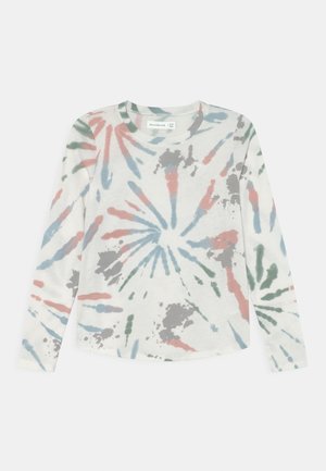 Langærmet børnetshirt med rund hals og flerfarvet tie-dye mønster i blå, pink, grøn og grå på hvid baggrund.