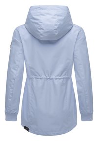 Veste à capuche bleu clair avec cordon de serrage à la taille, poignets côtelés et tissu lisse, résistant à l'eau. Présente un logo sur la manche.