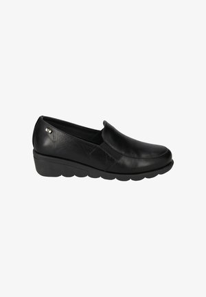 Scarpe slip-on nere, realizzate in pelle liscia, presentano una punta rotonda e una suola in gomma imbottita con un leggero rialzo e un accento decorativo in metallo.