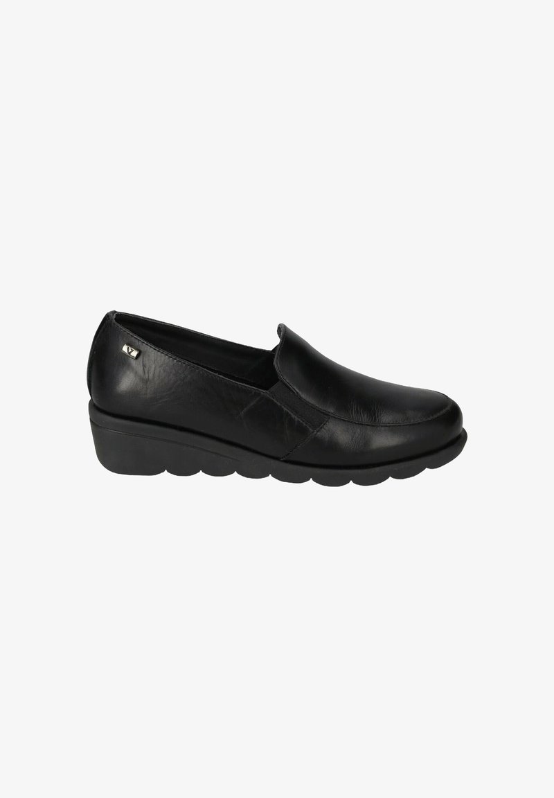 Scarpe slip-on nere, realizzate in pelle liscia, presentano una punta rotonda e una suola in gomma imbottita con un leggero rialzo e un accento decorativo in metallo.