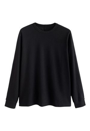 Melnas garām piedurknēm krekls ar apaļu kaklu, ribveida aprocēm un vaļēju piegriezumu, attēlots uz balta fona.