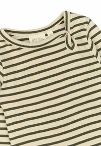 Top a maniche lunghe a coste color crema con strisce verde oliva. Presenta un collo rotondo e un dettaglio con asola per bottone vicino al colletto. Etichetta della taglia visibile.