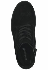 Botín de ante negro hasta el tobillo con punta redonda, cierre de cremallera lateral y diseño con cordones. Textura suave, con un branding mínimo en el interior.
