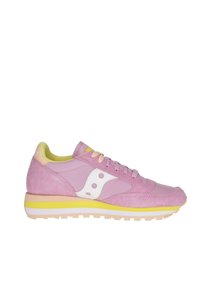 Sneaker in suede rosa con accenti bianchi, suola intermedia gialla a contrasto e lacci rosa chiaro. Presenta un design retro da scarpa da corsa.