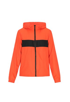 Orange vandtæt jakke med en sort vandret stribe, med frontzipper, hætte og sidelommer. Glat tekstur og let design.