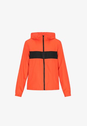 Orange vandtæt jakke med en sort vandret stribe, med frontzipper, hætte og sidelommer. Glat tekstur og let design.