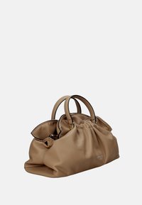 Borsa in pelle marrone con una finitura morbida e testurizzata. Presenta due manici rotondi e un design arricciato con sottili accenti di cucitura.