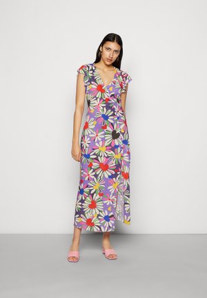 Vestido floral envolvente com base roxa, mangas curtas com babados, padrões de corações e margaridas em vermelho, rosa, azul e verde, com uma fenda lateral.