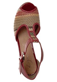 Czerwone skórzane sandały z plecionym słomkowym wierzchem, otwarty czubek, regulowany pasek w kostce oraz gładka skórzana wkładka.