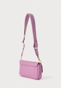 Borsa a tracolla in pelle rosa con texture liscia, forma rettangolare, patta pieghevole e tracolla intrecciata staccabile con rifiniture in metallo color oro.