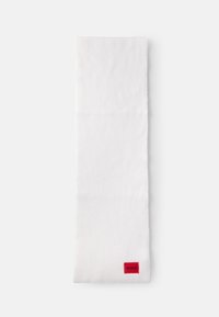 Witte geribbelde sjaal van zachte stof, met aan het ene uiteinde een klein rood "HUGO" logo label. Rectangulaire vorm met schone randen.