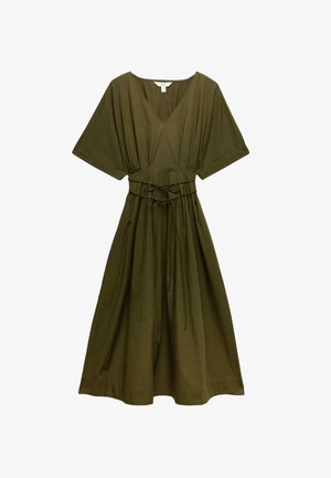 Oliwkowa sukienka midi z dekoltem w serek, szerokimi krótkimi rękawami oraz regulowanym podwójnym paskiem w talii, wykonana z lekkiego materiału.