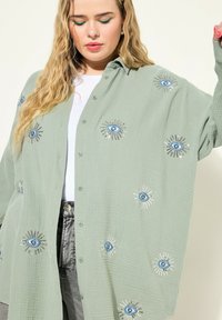 Studio Untold EYE EMBROIDERY BUTTON FRONT  - Blusa - green thistle