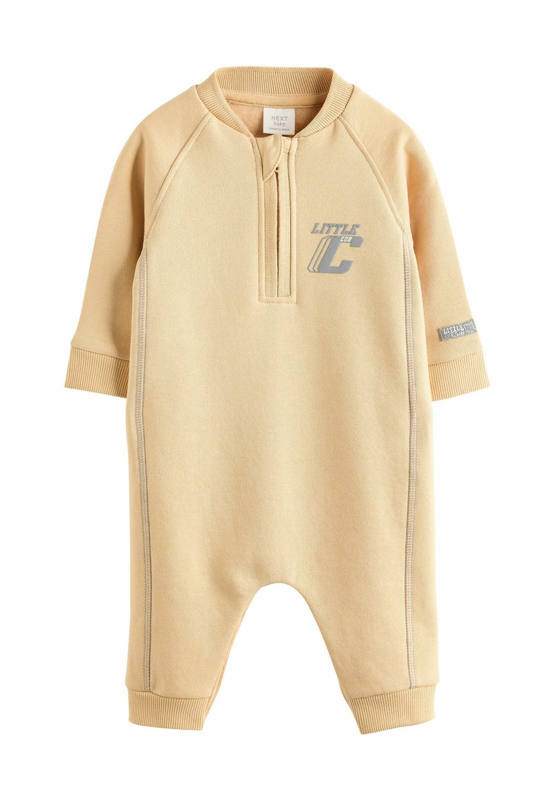 Hellgelbes Baby-Romper aus weichem Stoff, mit einem halben Reißverschluss vorne, langen Ärmeln, gerippten Bündchen und einem gedruckten "Little C"-Design.