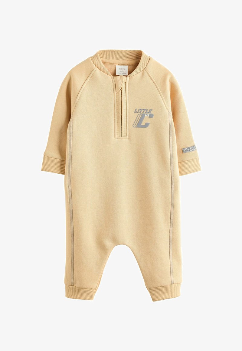 Hellgelbes Baby-Romper aus weichem Stoff, mit einem halben Reißverschluss vorne, langen Ärmeln, gerippten Bündchen und einem gedruckten "Little C"-Design.