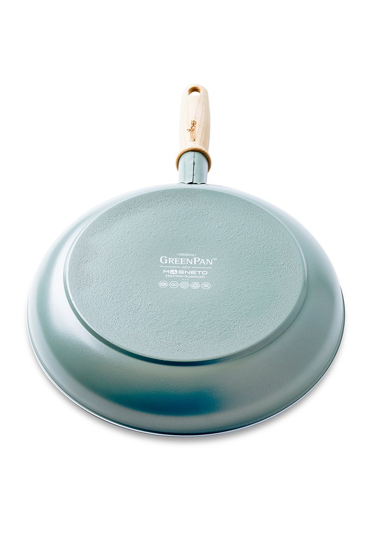 Runde Bratpfanne mit einer strukturierten, hellgrünen Keramikbeschichtung, Holzgriff und eingraviertem Markenzeichen auf der Unterseite.